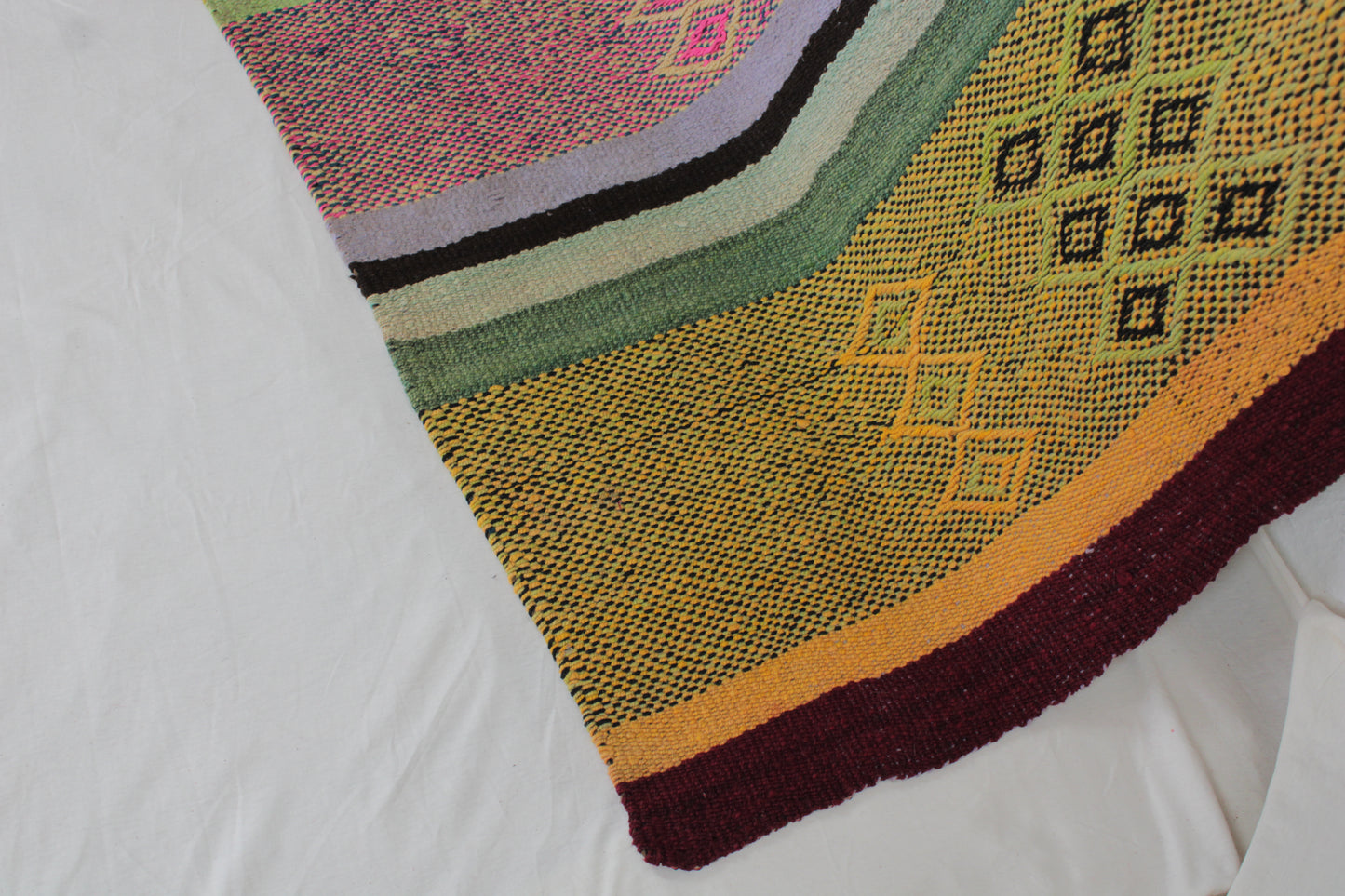 Handgefertigter Frazada-Teppich aus Peru – farbenfroh, traditionell und ideal für Balkon, Terrasse oder gemütliche Wohnräume. Dieser bunte Teppich bringt peruanisches Kunsthandwerk und Wärme in dein Zuhause und setzt lebendige Akzente im Boho- oder Ethno-Stil für drinnen und draußen.