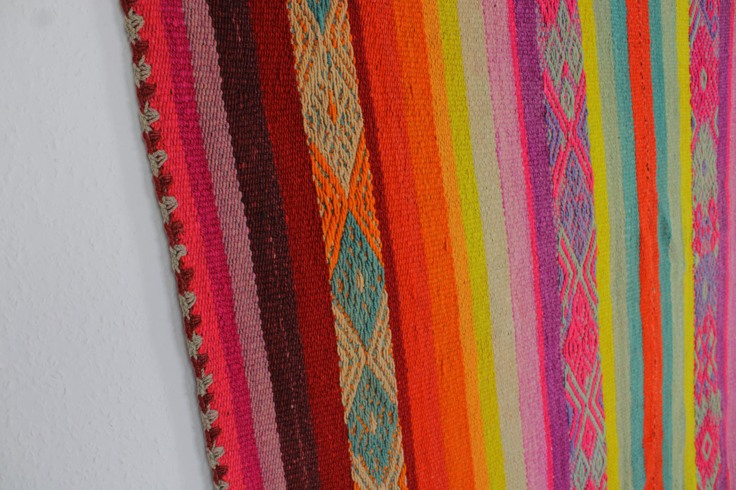 Handgefertigter Frazada-Teppich aus Peru – farbenfroh, traditionell und ideal für Balkon, Terrasse oder gemütliche Wohnräume. Dieser bunte Teppich bringt peruanisches Kunsthandwerk und Wärme in dein Zuhause und setzt lebendige Akzente im Boho- oder Ethno-Stil für drinnen und draußen.