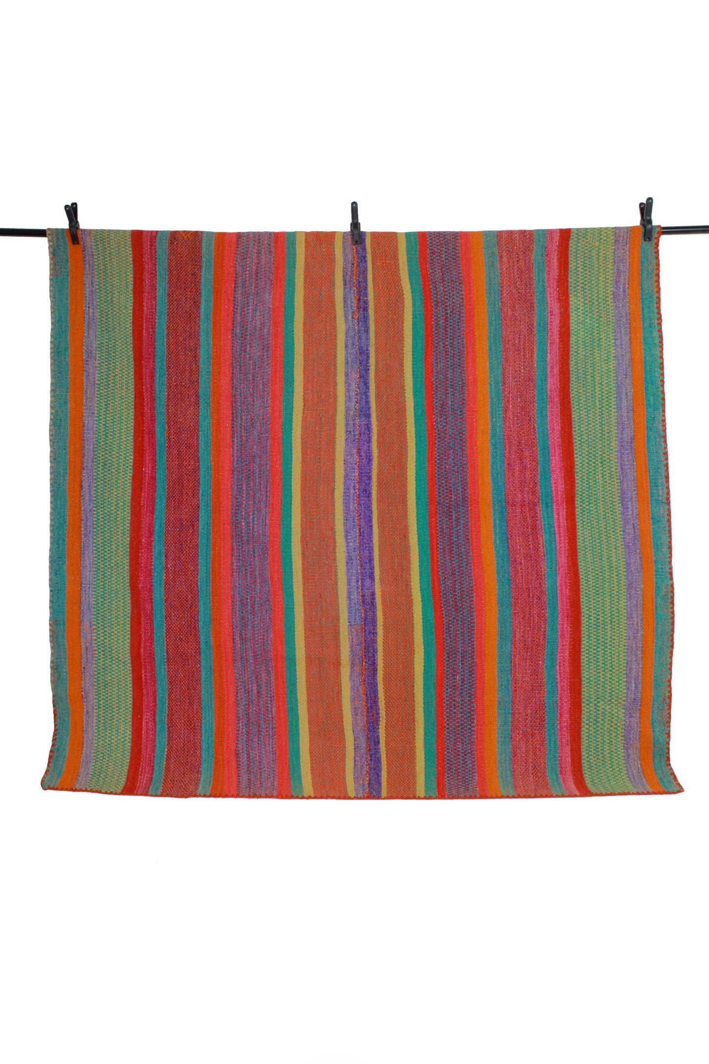 Handgefertigter Frazada-Teppich aus Peru – farbenfroh, traditionell und ideal für Balkon, Terrasse oder gemütliche Wohnräume. Dieser bunte Teppich bringt peruanisches Kunsthandwerk und Wärme in dein Zuhause und setzt lebendige Akzente im Boho- oder Ethno-Stil für drinnen und draußen.