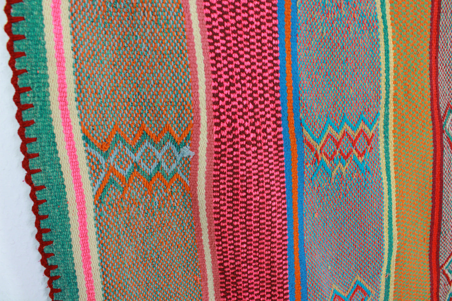 Handgefertigter Frazada-Teppich aus Peru – farbenfroh, traditionell und ideal für Balkon, Terrasse oder gemütliche Wohnräume. Dieser bunte Teppich bringt peruanisches Kunsthandwerk und Wärme in dein Zuhause und setzt lebendige Akzente im Boho- oder Ethno-Stil für drinnen und draußen.