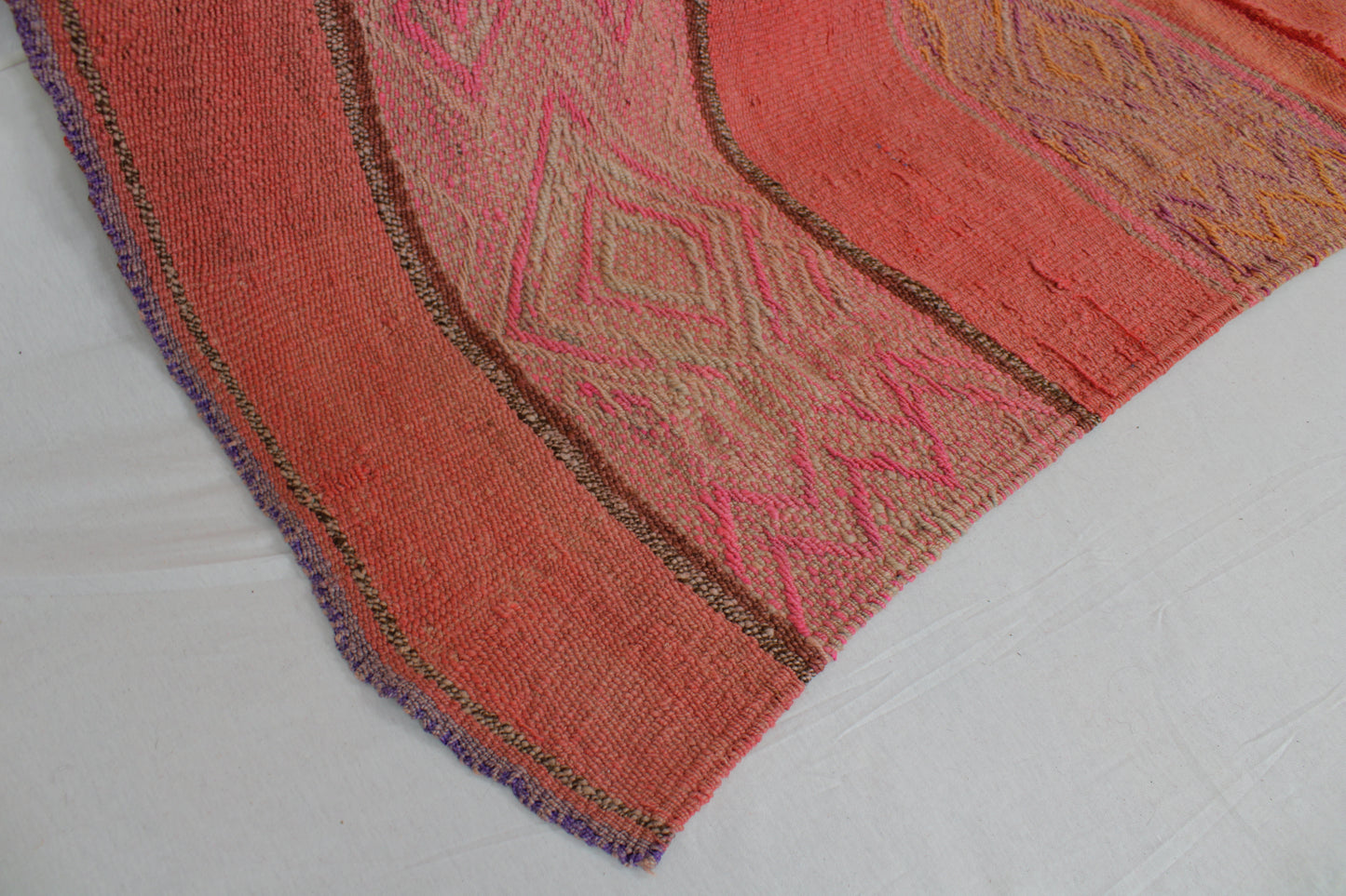 Handgefertigter Frazada-Teppich aus Peru – farbenfroh, traditionell und ideal für Balkon, Terrasse oder gemütliche Wohnräume. Dieser bunte Teppich bringt peruanisches Kunsthandwerk und Wärme in dein Zuhause und setzt lebendige Akzente im Boho- oder Ethno-Stil für drinnen und draußen.