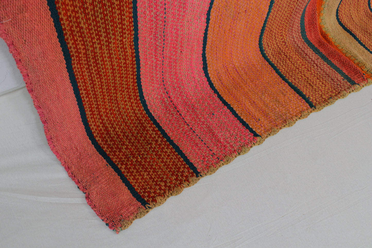 Handgefertigter Frazada-Teppich aus Peru – farbenfroh, traditionell und ideal für Balkon, Terrasse oder gemütliche Wohnräume. Dieser bunte Teppich bringt peruanisches Kunsthandwerk und Wärme in dein Zuhause und setzt lebendige Akzente im Boho- oder Ethno-Stil für drinnen und draußen.