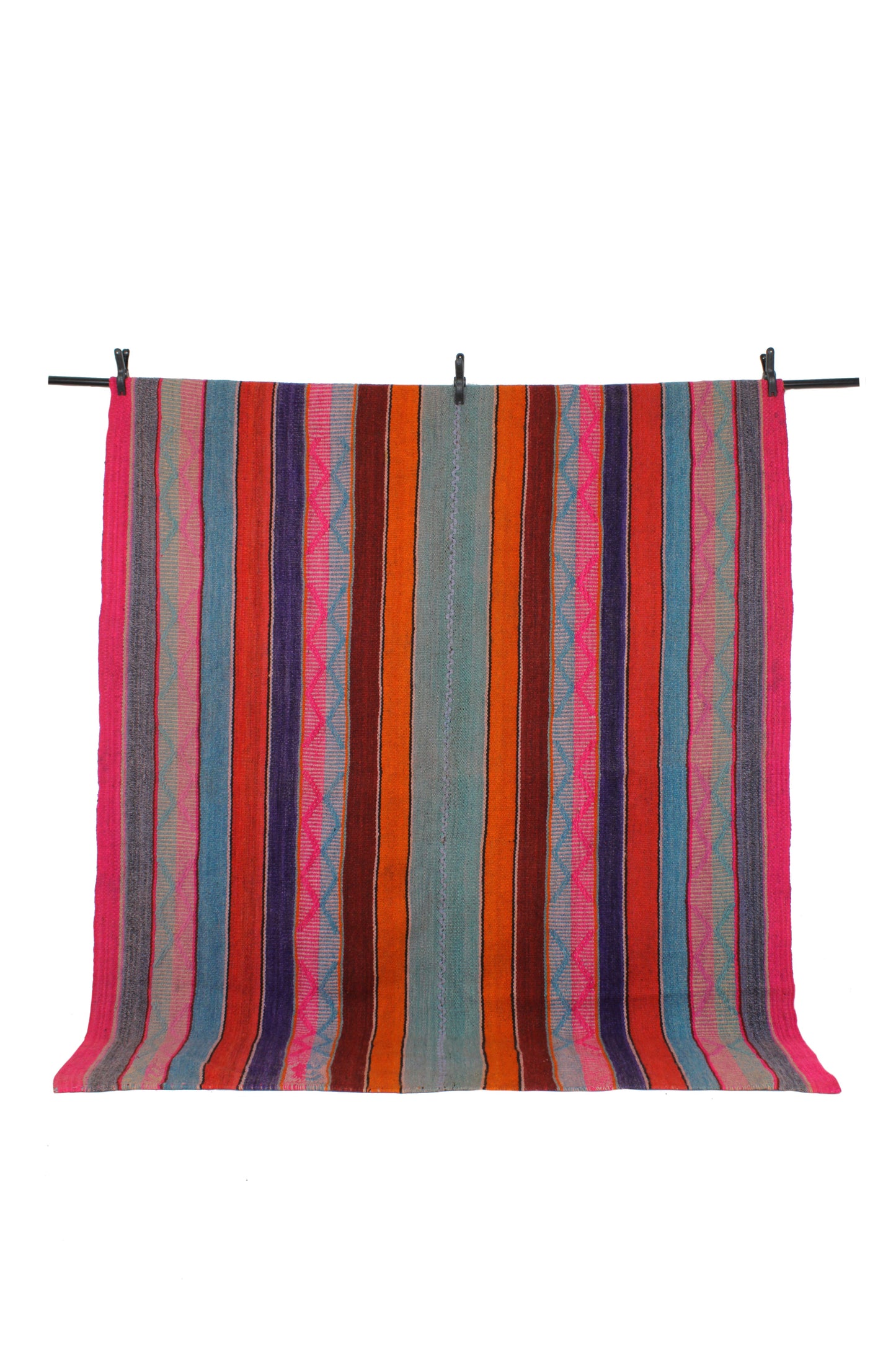 Handgefertigter Frazada-Teppich aus Peru – farbenfroh, traditionell und ideal für Balkon, Terrasse oder gemütliche Wohnräume. Dieser bunte Teppich bringt peruanisches Kunsthandwerk und Wärme in dein Zuhause und setzt lebendige Akzente im Boho- oder Ethno-Stil für drinnen und draußen.