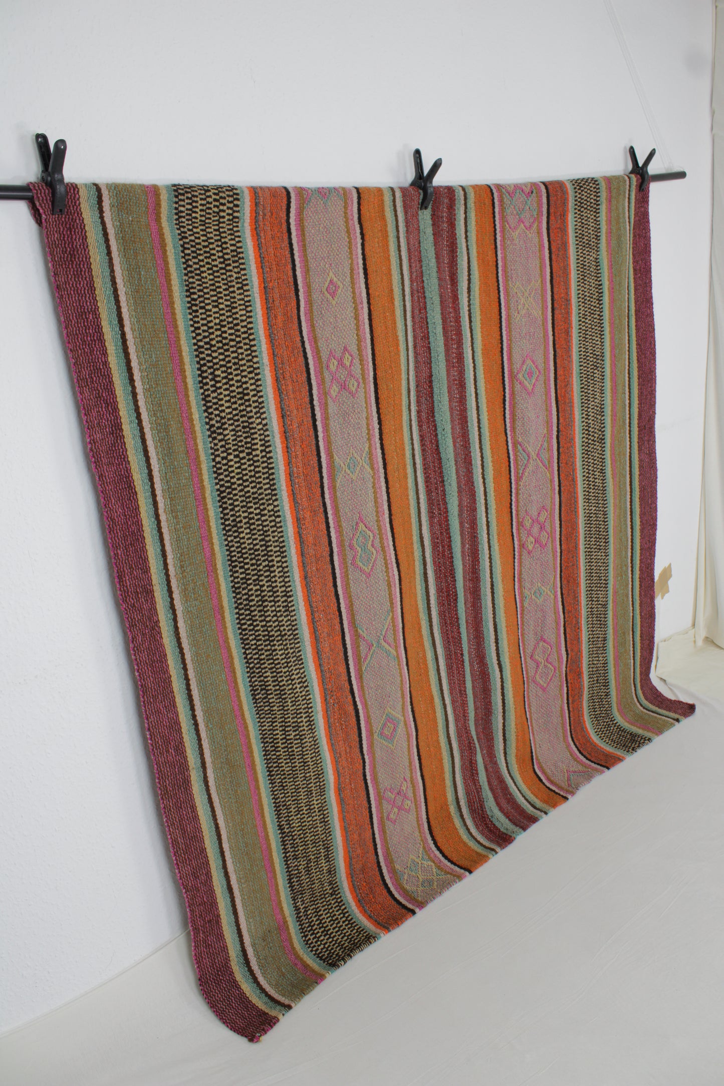 Handgefertigter Frazada-Teppich aus Peru – farbenfroh, traditionell und ideal für Balkon, Terrasse oder gemütliche Wohnräume. Dieser bunte Teppich bringt peruanisches Kunsthandwerk und Wärme in dein Zuhause und setzt lebendige Akzente im Boho- oder Ethno-Stil für drinnen und draußen.