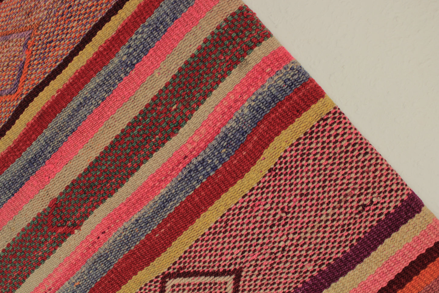 Handgefertigter Frazada-Teppich aus Peru – farbenfroh, traditionell und ideal für Balkon, Terrasse oder gemütliche Wohnräume. Dieser bunte Teppich bringt peruanisches Kunsthandwerk und Wärme in dein Zuhause und setzt lebendige Akzente im Boho- oder Ethno-Stil für drinnen und draußen.