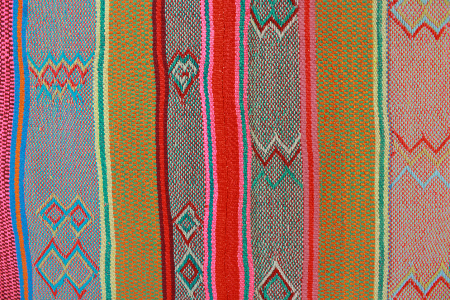 Handgefertigter Frazada-Teppich aus Peru – farbenfroh, traditionell und ideal für Balkon, Terrasse oder gemütliche Wohnräume. Dieser bunte Teppich bringt peruanisches Kunsthandwerk und Wärme in dein Zuhause und setzt lebendige Akzente im Boho- oder Ethno-Stil für drinnen und draußen.