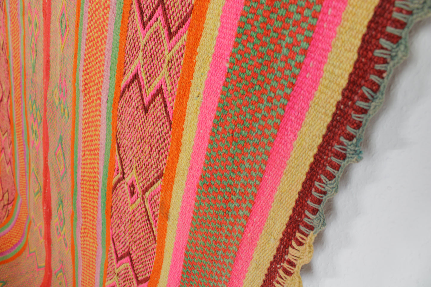 Handgefertigter Frazada-Teppich aus Peru – farbenfroh, traditionell und ideal für Balkon, Terrasse oder gemütliche Wohnräume. Dieser bunte Teppich bringt peruanisches Kunsthandwerk und Wärme in dein Zuhause und setzt lebendige Akzente im Boho- oder Ethno-Stil für drinnen und draußen.