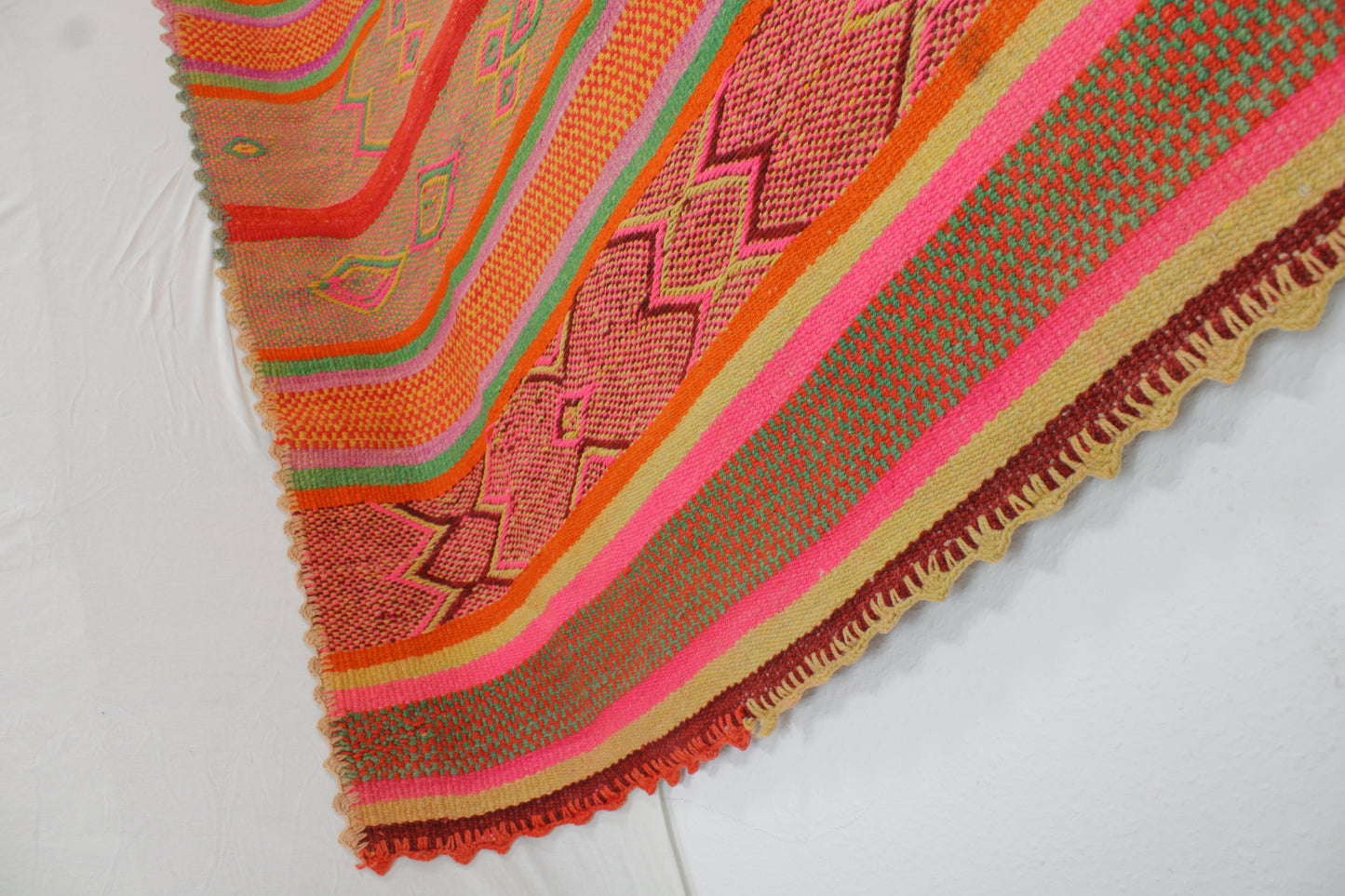 Handgefertigter Frazada-Teppich aus Peru – farbenfroh, traditionell und ideal für Balkon, Terrasse oder gemütliche Wohnräume. Dieser bunte Teppich bringt peruanisches Kunsthandwerk und Wärme in dein Zuhause und setzt lebendige Akzente im Boho- oder Ethno-Stil für drinnen und draußen.