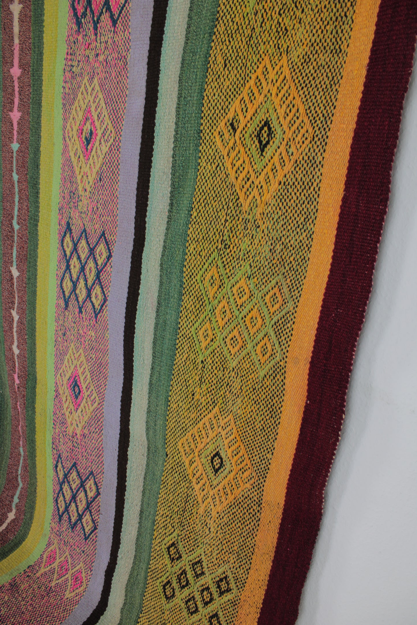 Handgefertigter Frazada-Teppich aus Peru – farbenfroh, traditionell und ideal für Balkon, Terrasse oder gemütliche Wohnräume. Dieser bunte Teppich bringt peruanisches Kunsthandwerk und Wärme in dein Zuhause und setzt lebendige Akzente im Boho- oder Ethno-Stil für drinnen und draußen.