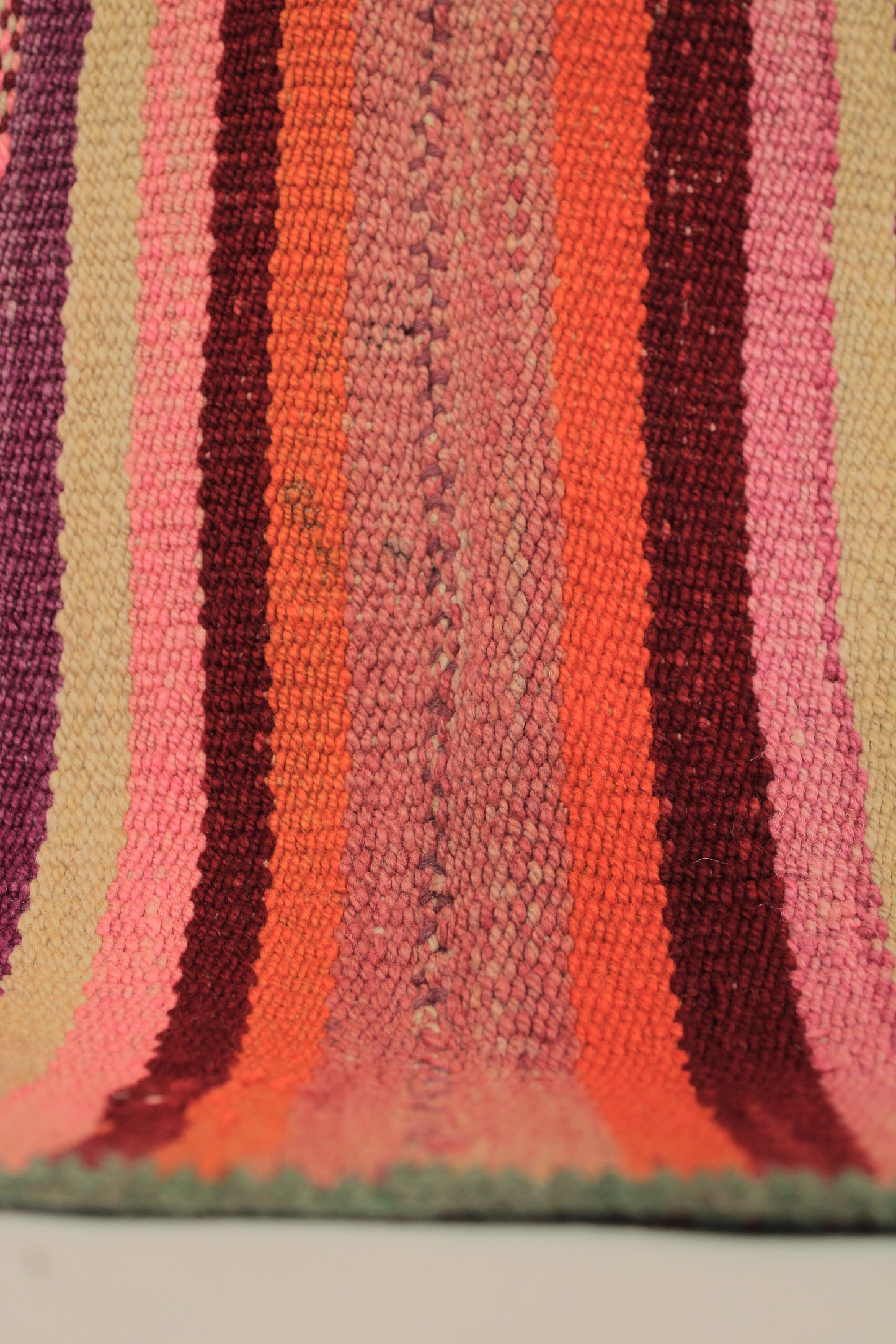 Handgefertigter Frazada-Teppich aus Peru – farbenfroh, traditionell und ideal für Balkon, Terrasse oder gemütliche Wohnräume. Dieser bunte Teppich bringt peruanisches Kunsthandwerk und Wärme in dein Zuhause und setzt lebendige Akzente im Boho- oder Ethno-Stil für drinnen und draußen.