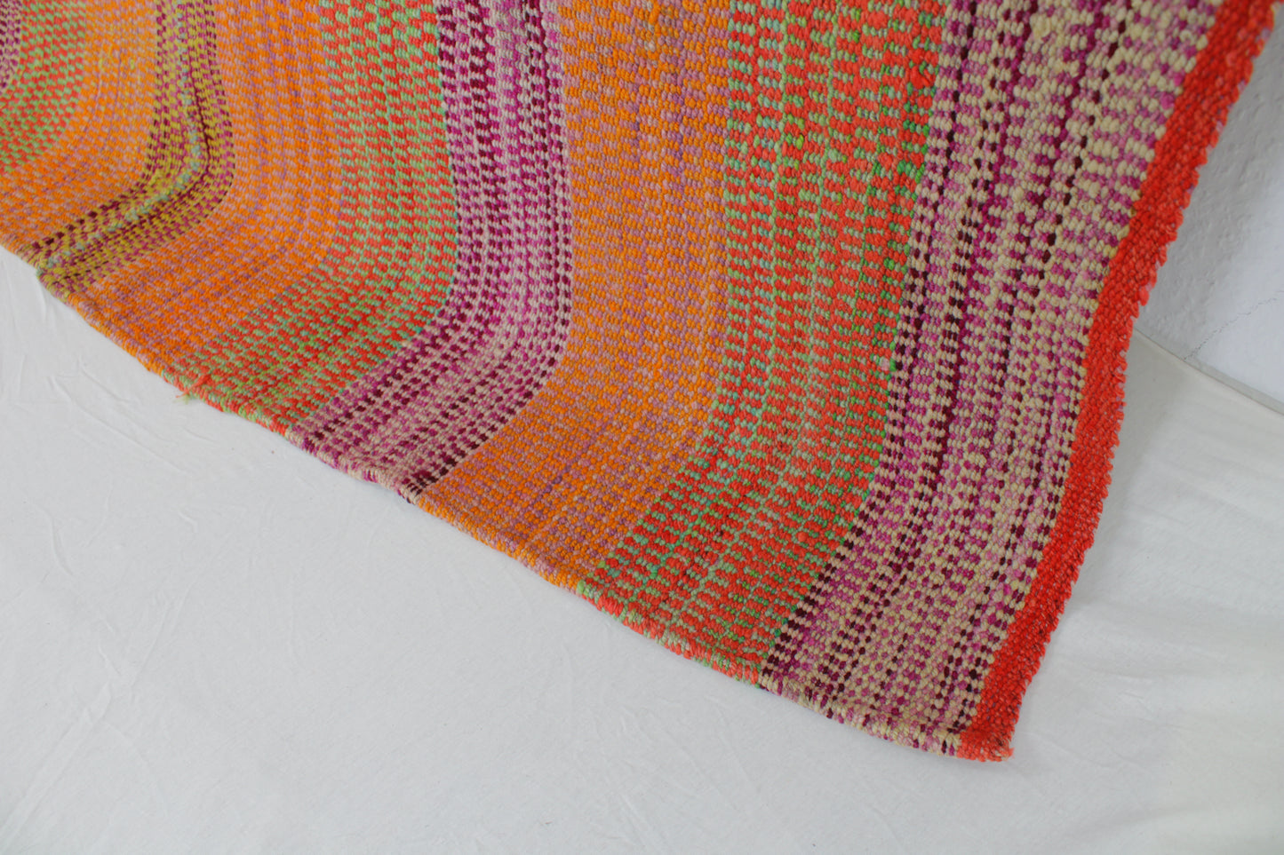 Handgefertigter Frazada-Teppich aus Peru – farbenfroh, traditionell und ideal für Balkon, Terrasse oder gemütliche Wohnräume. Dieser bunte Teppich bringt peruanisches Kunsthandwerk und Wärme in dein Zuhause und setzt lebendige Akzente im Boho- oder Ethno-Stil für drinnen und draußen.
