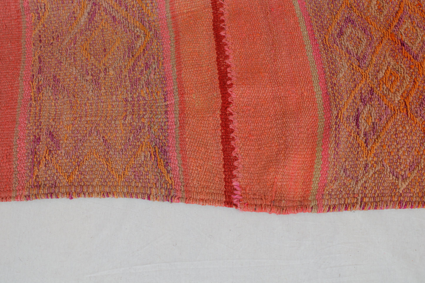 Handgefertigter Frazada-Teppich aus Peru – farbenfroh, traditionell und ideal für Balkon, Terrasse oder gemütliche Wohnräume. Dieser bunte Teppich bringt peruanisches Kunsthandwerk und Wärme in dein Zuhause und setzt lebendige Akzente im Boho- oder Ethno-Stil für drinnen und draußen.