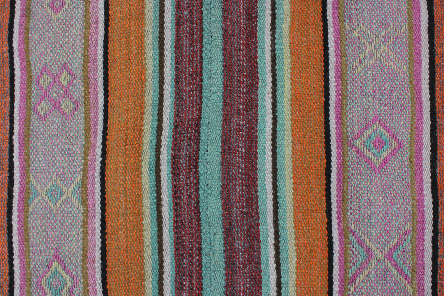 Handgefertigter Frazada-Teppich aus Peru – farbenfroh, traditionell und ideal für Balkon, Terrasse oder gemütliche Wohnräume. Dieser bunte Teppich bringt peruanisches Kunsthandwerk und Wärme in dein Zuhause und setzt lebendige Akzente im Boho- oder Ethno-Stil für drinnen und draußen.