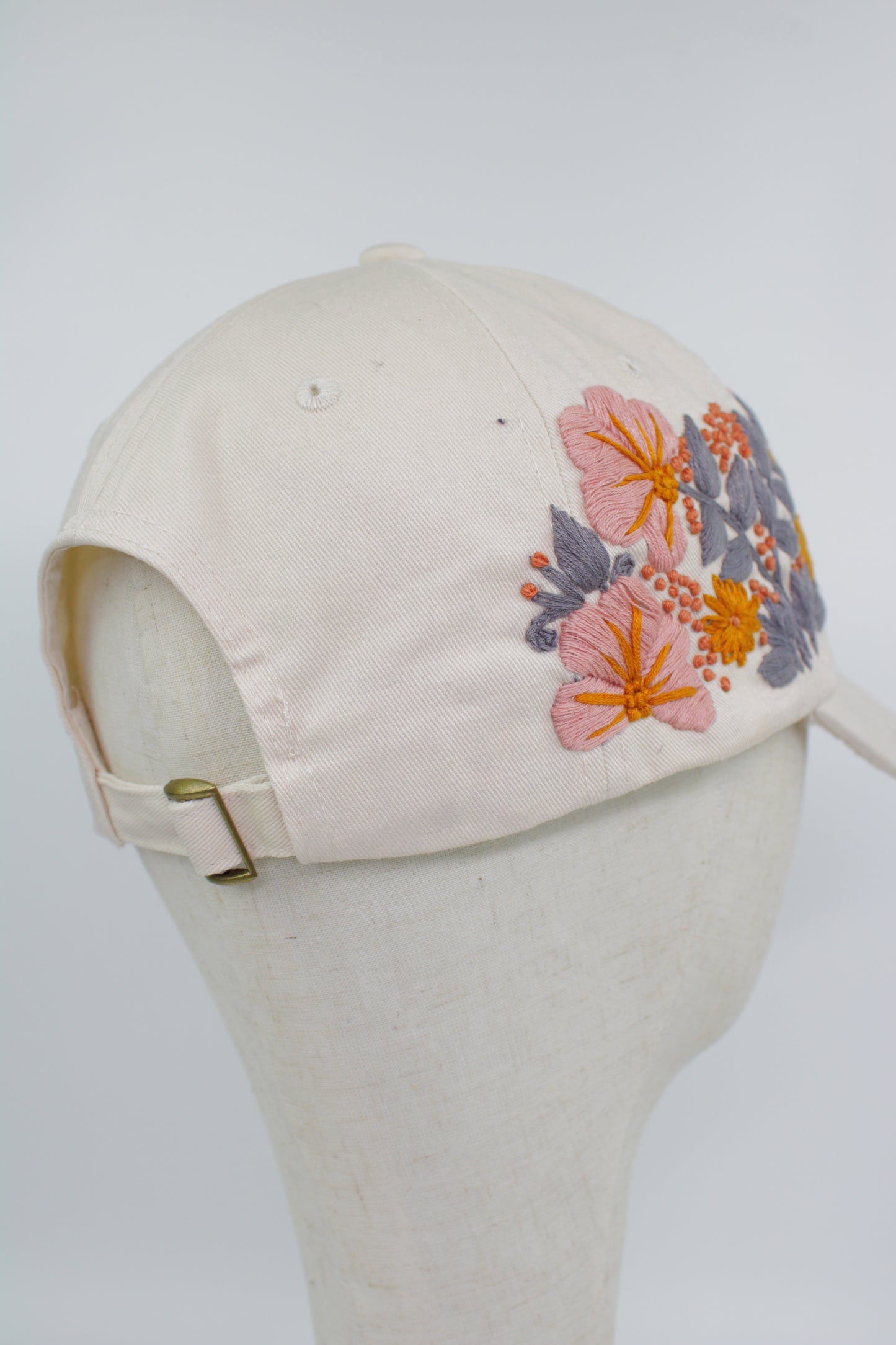 Handbestickte Cremeweiße Cap von Glueck & Fund, modisches Accessoire mit filigranen Stickereien, perfekt für stilvolle Outfits