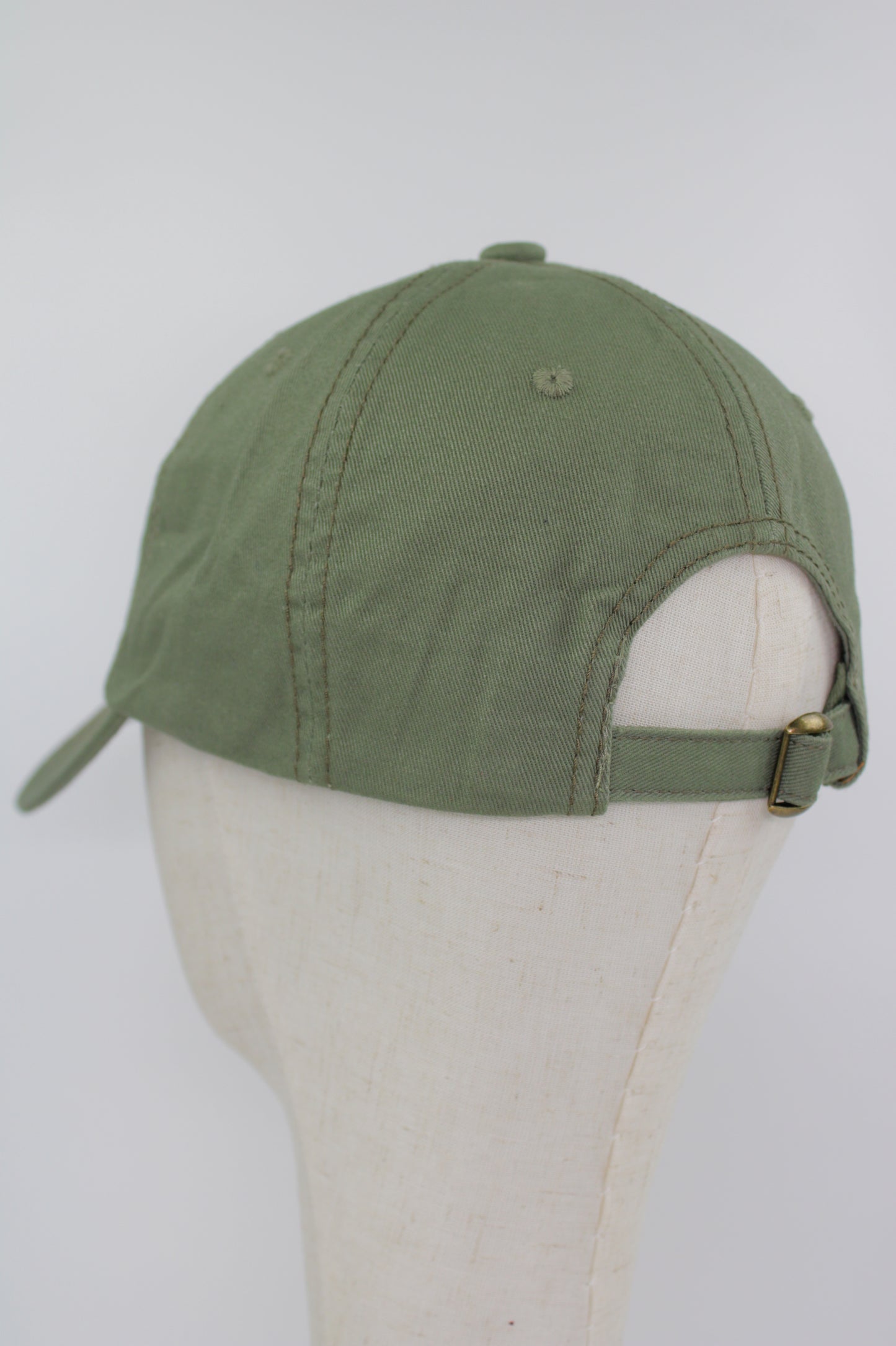 Handbestickte Khaki-Cap von Glueck & Fund, modisches Accessoire mit filigranen Stickereien, sichtbarer Stoff und Design.
