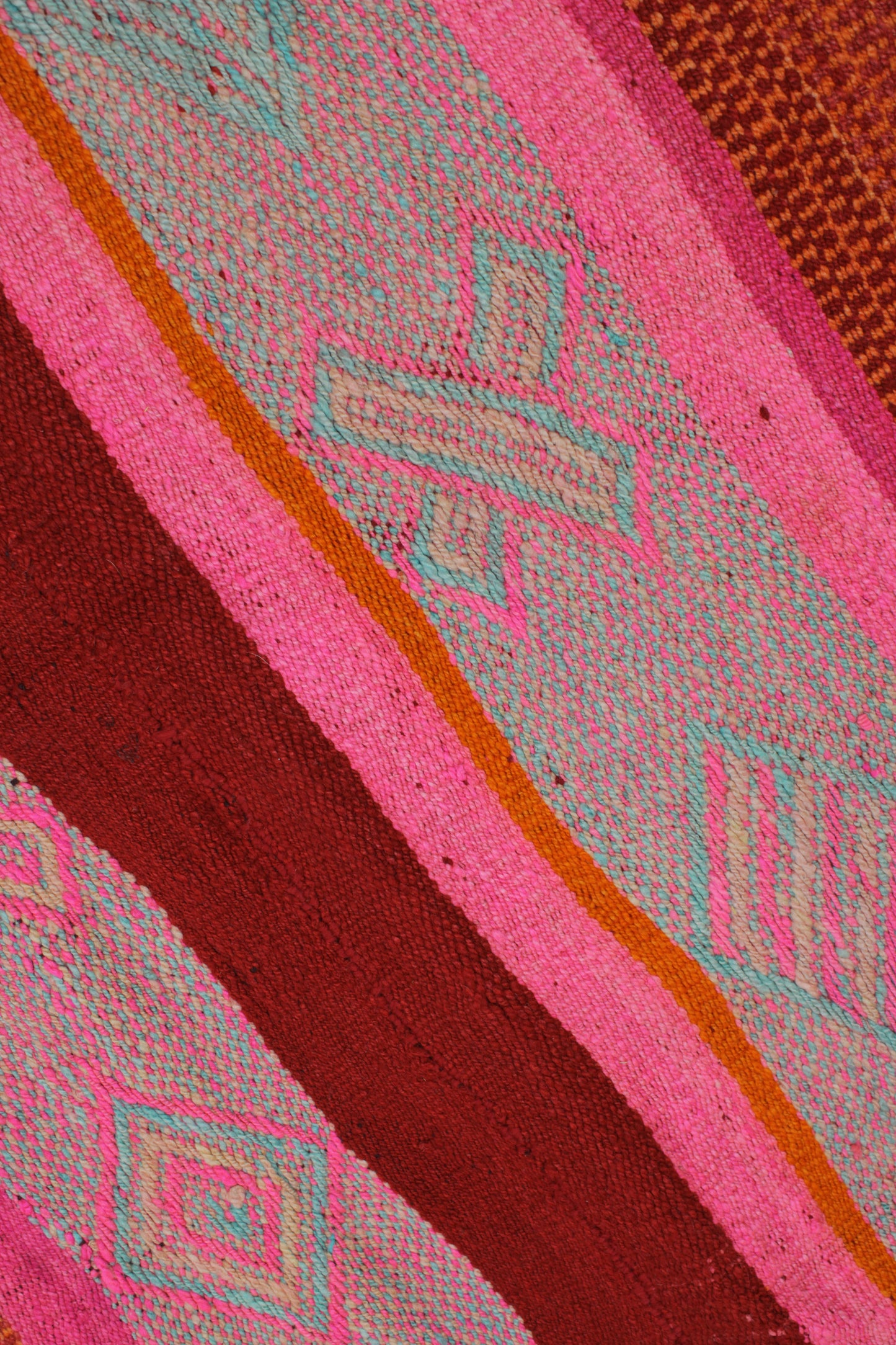 Großer Vintage-Frazadateppich von Glueck & Fund, 179x158 cm, magenta, handgefertigter Teppich aus Peru, detailreiche Muster