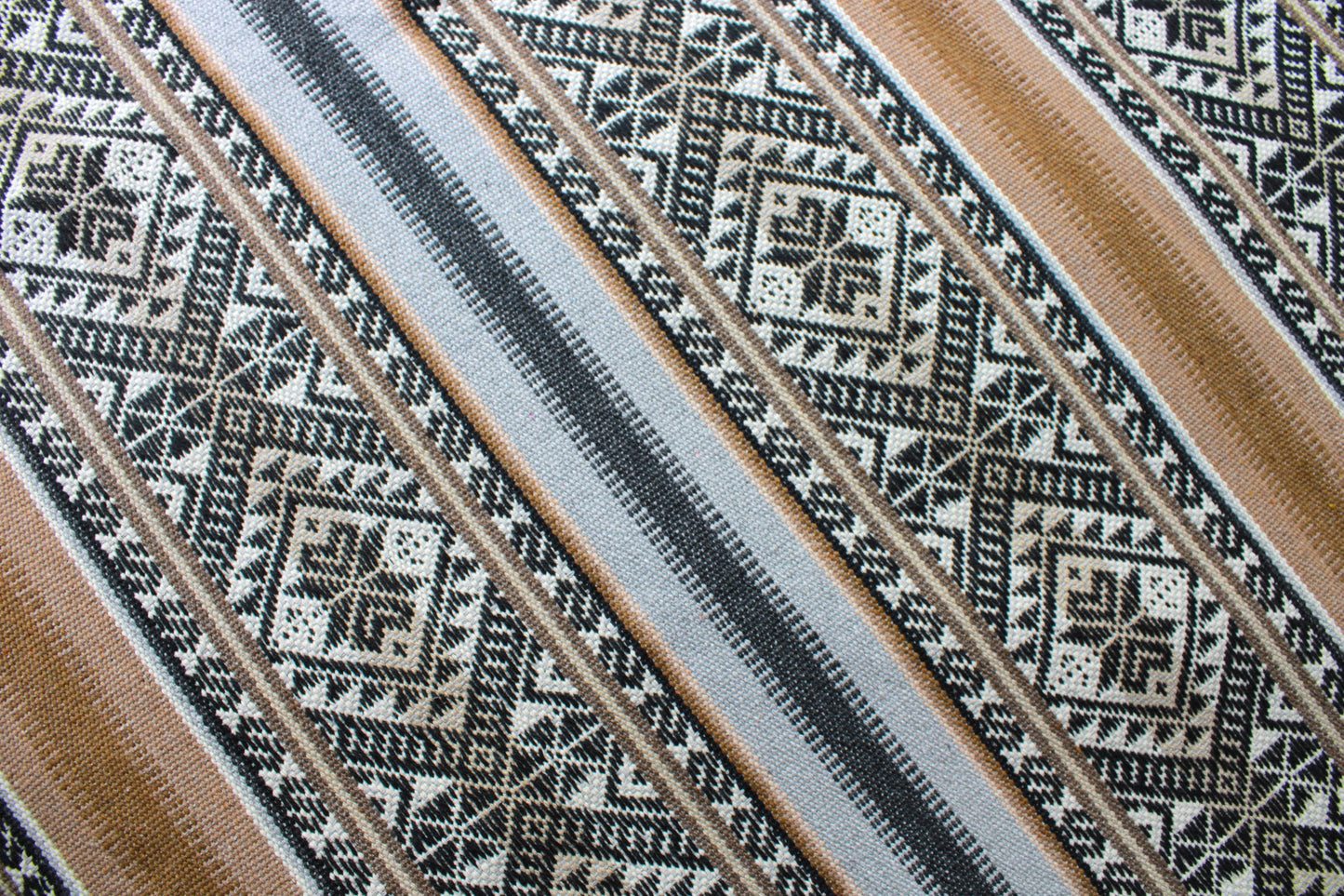 Detailansicht braune Boho Tagesdecke als Unikat von Glueck und Fund, zeigt detaillierte Webmuster und weiche Textur.