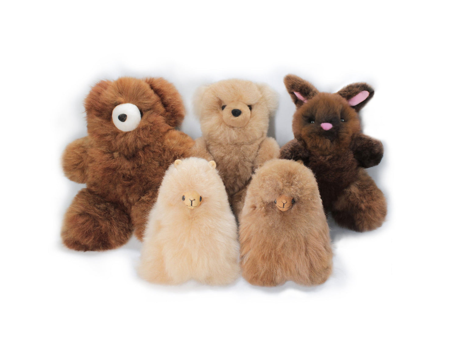 Vier handgefertigte Alpaka Plüschtiere aus Baby-Alpaka Wolle – zwei Teddybären, ein Alpaka und ein Hase in natürlichen Farben. Ultraweich, hypoallergen, nachhaltig – ideal als Kuscheltier Geschenk oder stilvolle Deko.