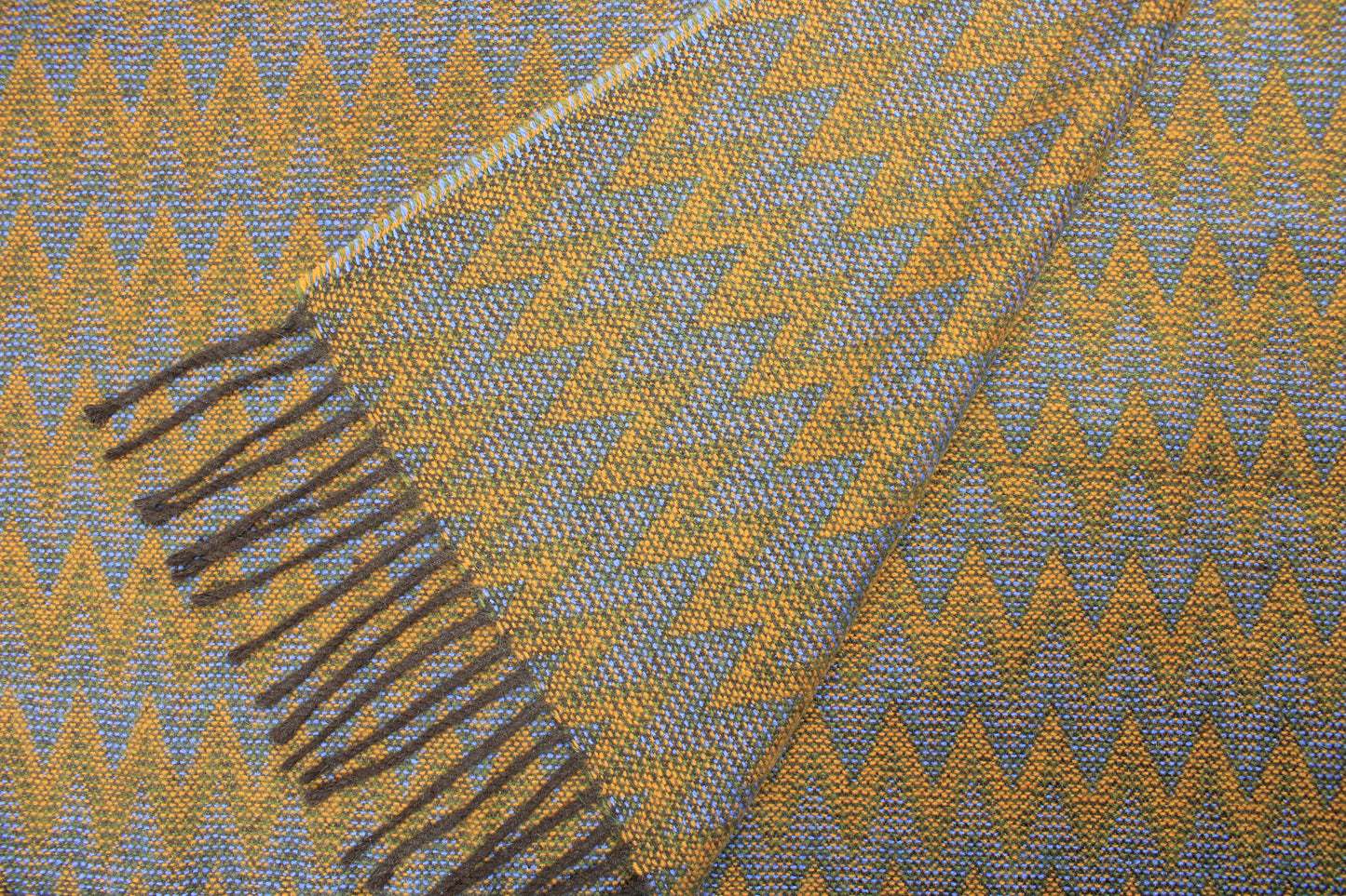 Vergrößerte Ansicht der weichen Sofadecke aus Alpaka in senf