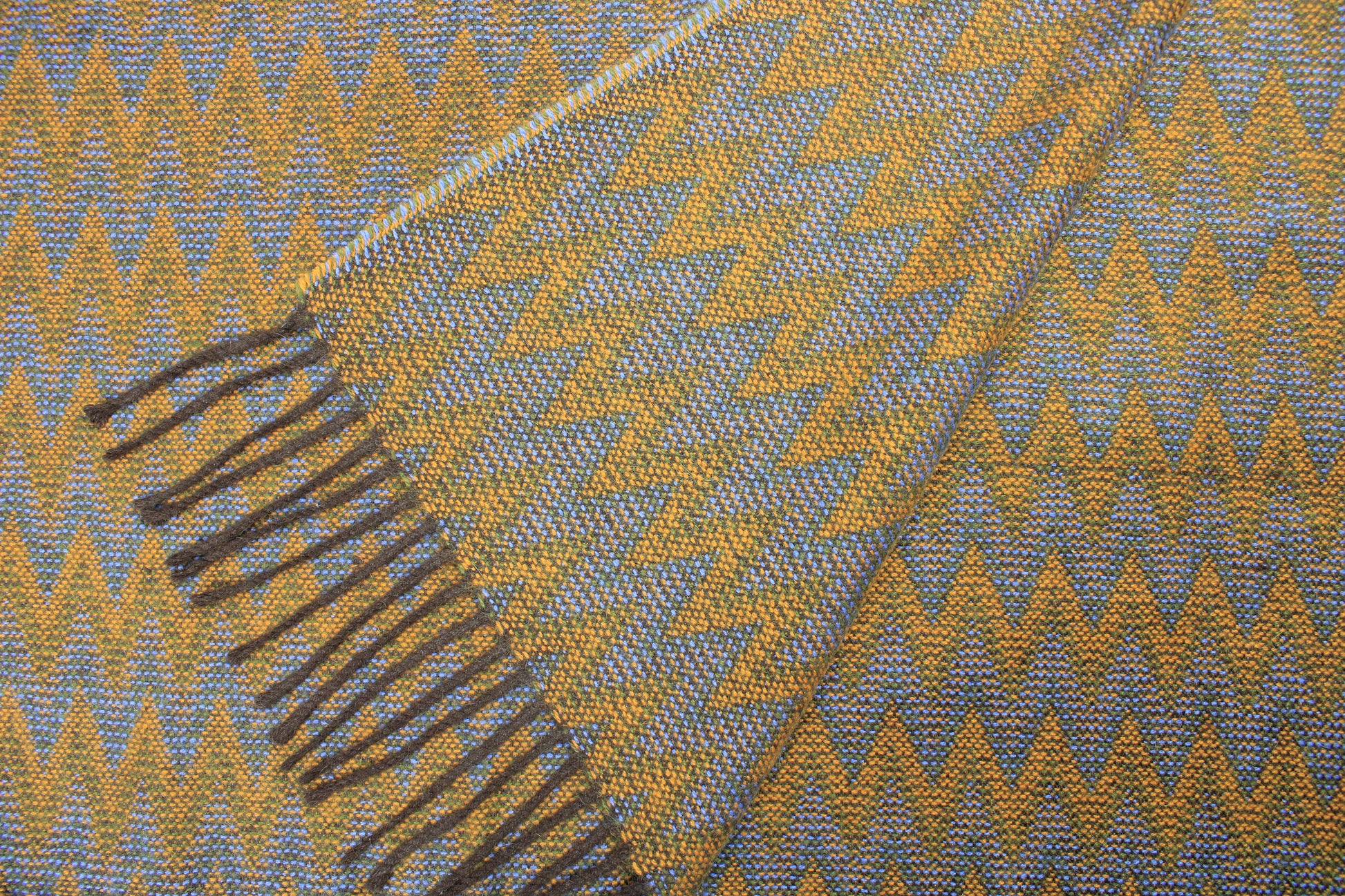 Vergrößerte Ansicht der weichen Sofadecke aus Alpaka in senf