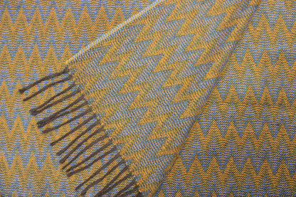 Vergrößerte Ansicht der weichen Sofadecke aus Alpaka in senf