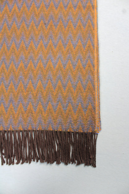 Bildausschnitt der weichen Sofadecke aus Alpaka in der Farbe senf