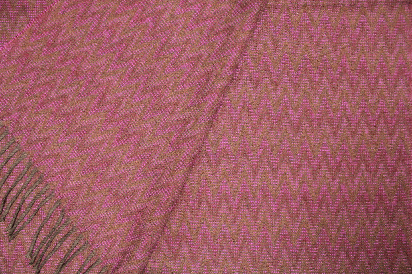 Detailansicht Sofadecke aus Alpaka in weinrot mit braunen Fransen