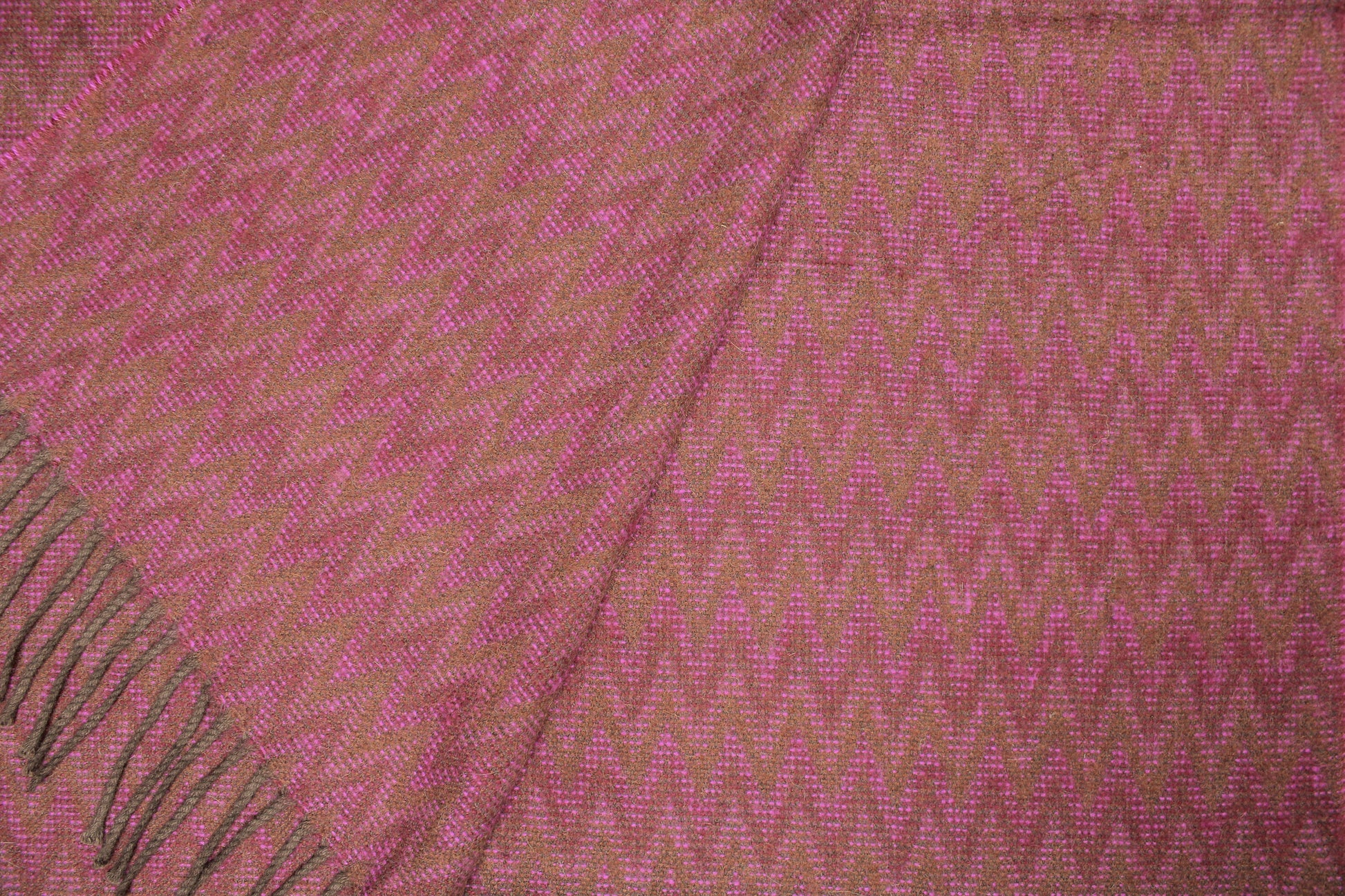 Detailansicht Sofadecke aus Alpaka in weinrot mit braunen Fransen