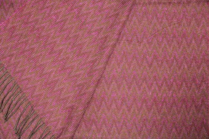 Detailansicht Sofadecke aus Alpaka in weinrot mit braunen Fransen