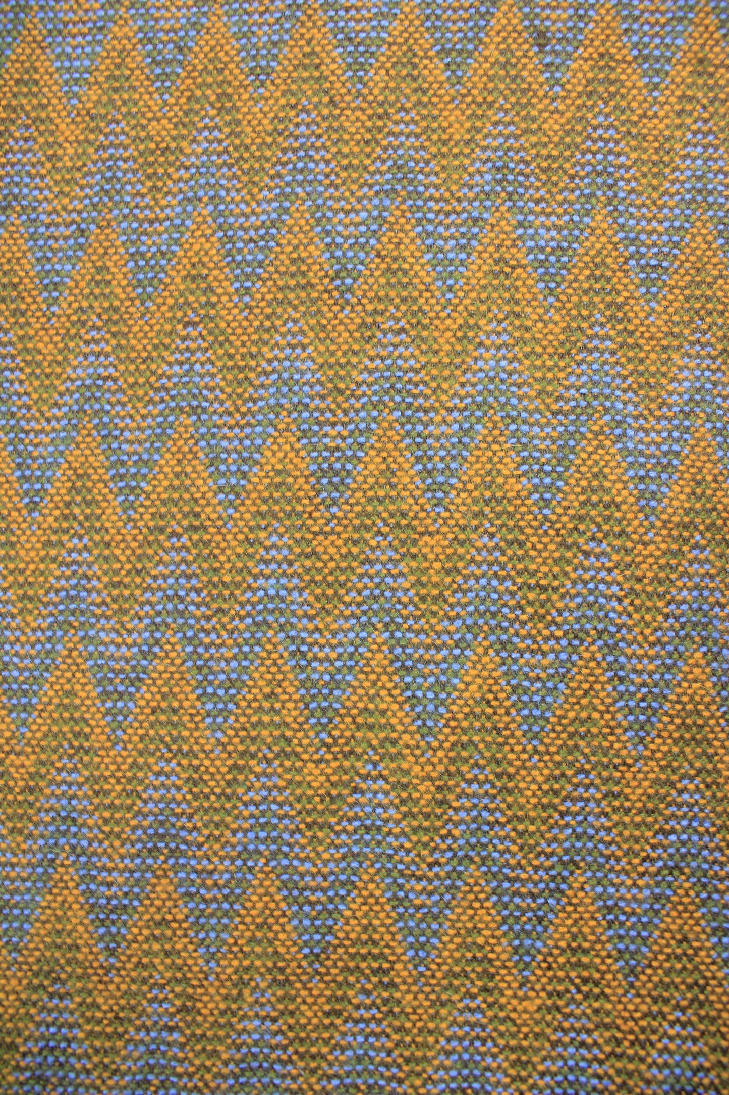 Detailansicht der Webstruktur der Sofadecke aus Alpaka in senf