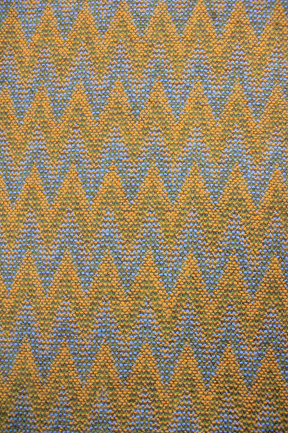 Detailansicht der Webstruktur der Sofadecke aus Alpaka in senf