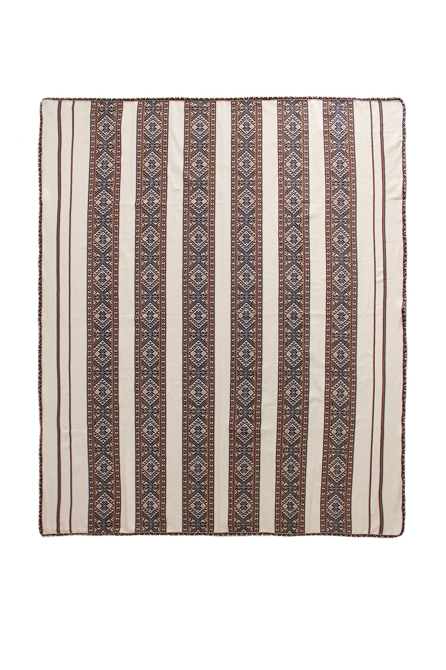 Peruanische Baumwoll-Tagesdecke mit traditionellem Andenmuster in einem modernen, minimalistischen Schlafzimmer. Handgewebtes Kunsthandwerk aus Peru als stilvoller Boho-Wohnakzent.