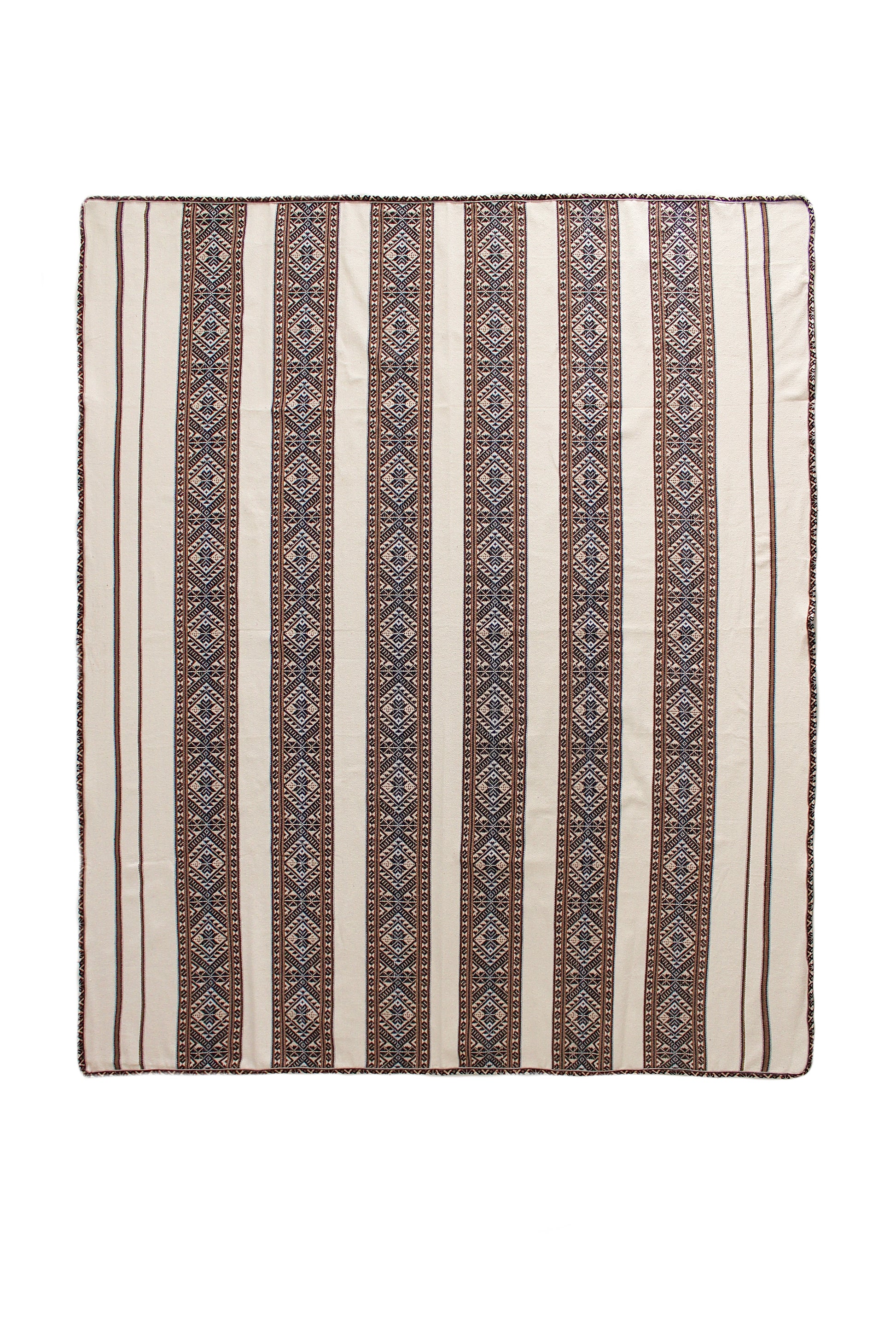 Peruanische Baumwoll-Tagesdecke mit traditionellem Andenmuster in einem modernen, minimalistischen Schlafzimmer. Handgewebtes Kunsthandwerk aus Peru als stilvoller Boho-Wohnakzent.