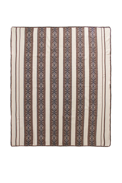 Peruanische Baumwoll-Tagesdecke mit traditionellem Andenmuster in einem modernen, minimalistischen Schlafzimmer. Handgewebtes Kunsthandwerk aus Peru als stilvoller Boho-Wohnakzent.