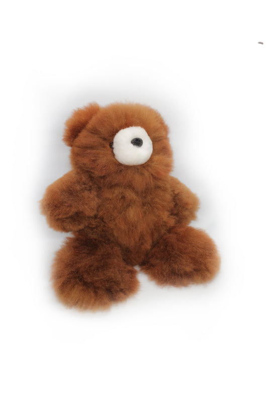 Dieses niedliche, flauschige Alpaka-Spielzeug wird von Hand aus echtem, ethisch gewonnenem Alpakafell gefertigt. Es ist besonders weich, leicht und hypoallergen – perfekt als Geschenk für Alpaka-Fans, Kinder oder Sammler. Jedes Stück ist ein Unikat mit natürlicher Farbgebung. Nachhaltig hergestellt in den Anden – zum Kuscheln oder als stilvolle Deko!