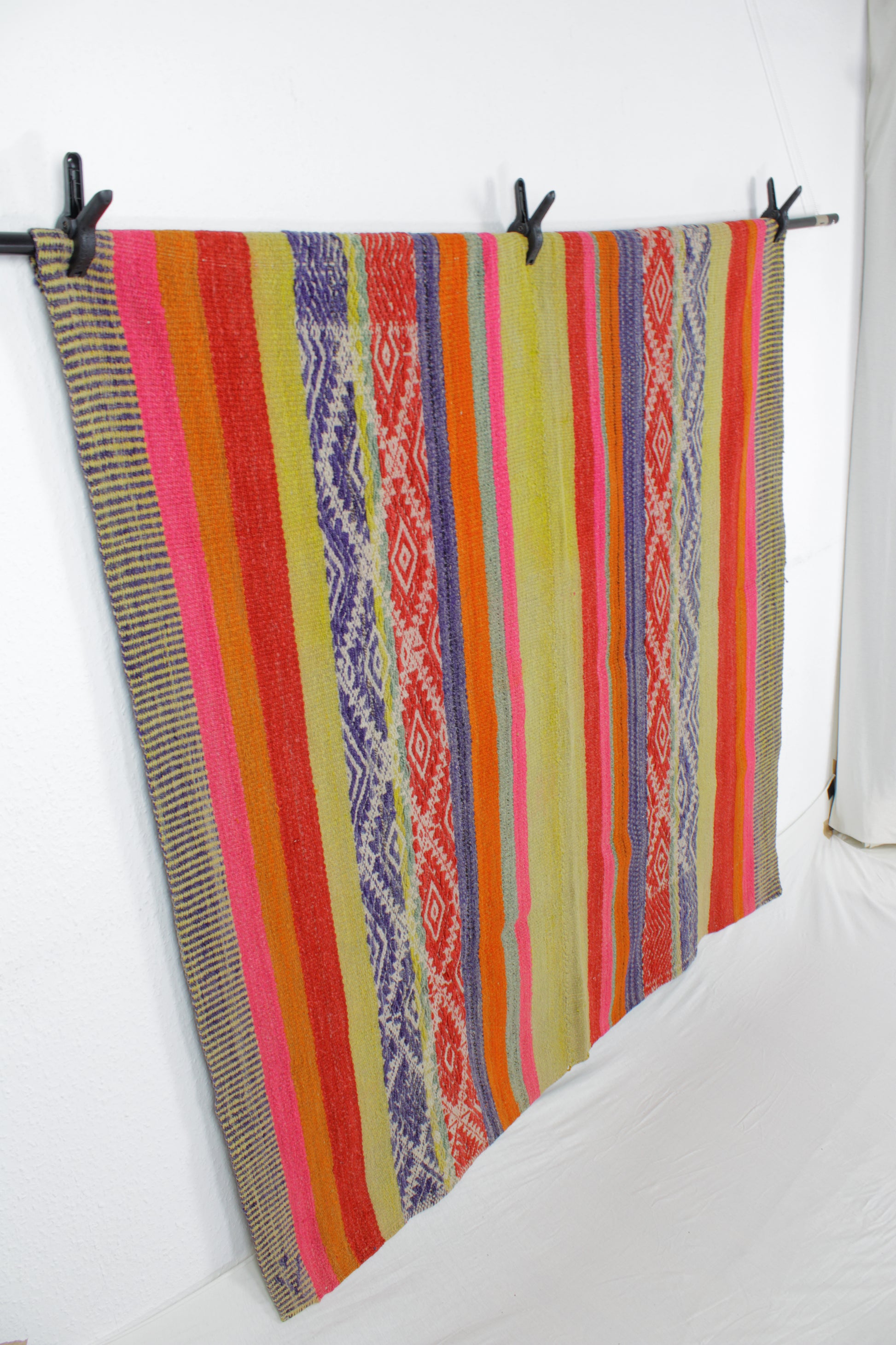 Handgefertigter Frazada-Teppich aus Peru – farbenfroh, traditionell und ideal für Balkon, Terrasse oder gemütliche Wohnräume. Dieser bunte Teppich bringt peruanisches Kunsthandwerk und Wärme in dein Zuhause und setzt lebendige Akzente im Boho- oder Ethno-Stil für drinnen und draußen.