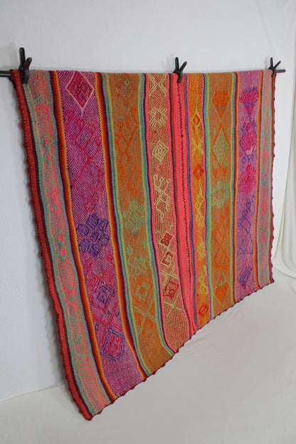 Handgefertigter Frazada-Teppich aus Peru – farbenfroh, traditionell und ideal für Balkon, Terrasse oder gemütliche Wohnräume. Dieser bunte Teppich bringt peruanisches Kunsthandwerk und Wärme in dein Zuhause und setzt lebendige Akzente im Boho- oder Ethno-Stil für drinnen und draußen.