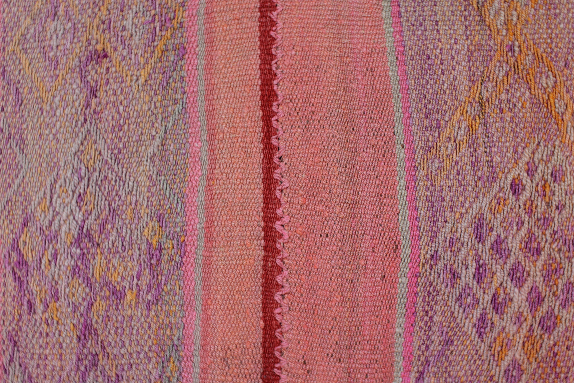 Handgefertigter Frazada-Teppich aus Peru – farbenfroh, traditionell und ideal für Balkon, Terrasse oder gemütliche Wohnräume. Dieser bunte Teppich bringt peruanisches Kunsthandwerk und Wärme in dein Zuhause und setzt lebendige Akzente im Boho- oder Ethno-Stil für drinnen und draußen.