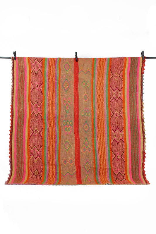 Handgefertigter Frazada-Teppich aus Peru – farbenfroh, traditionell und ideal für Balkon, Terrasse oder gemütliche Wohnräume. Dieser bunte Teppich bringt peruanisches Kunsthandwerk und Wärme in dein Zuhause und setzt lebendige Akzente im Boho- oder Ethno-Stil für drinnen und draußen.
