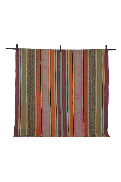 Handgefertigter Frazada-Teppich aus Peru – farbenfroh, traditionell und ideal für Balkon, Terrasse oder gemütliche Wohnräume. Dieser bunte Teppich bringt peruanisches Kunsthandwerk und Wärme in dein Zuhause und setzt lebendige Akzente im Boho- oder Ethno-Stil für drinnen und draußen.