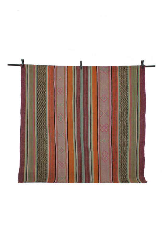 Handgefertigter Frazada-Teppich aus Peru – farbenfroh, traditionell und ideal für Balkon, Terrasse oder gemütliche Wohnräume. Dieser bunte Teppich bringt peruanisches Kunsthandwerk und Wärme in dein Zuhause und setzt lebendige Akzente im Boho- oder Ethno-Stil für drinnen und draußen.