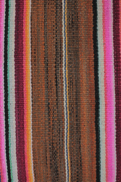 Handgefertigter Frazada-Teppich aus Peru – farbenfroh, traditionell und ideal für Balkon, Terrasse oder gemütliche Wohnräume. Dieser bunte Teppich bringt peruanisches Kunsthandwerk und Wärme in dein Zuhause und setzt lebendige Akzente im Boho- oder Ethno-Stil für drinnen und draußen.