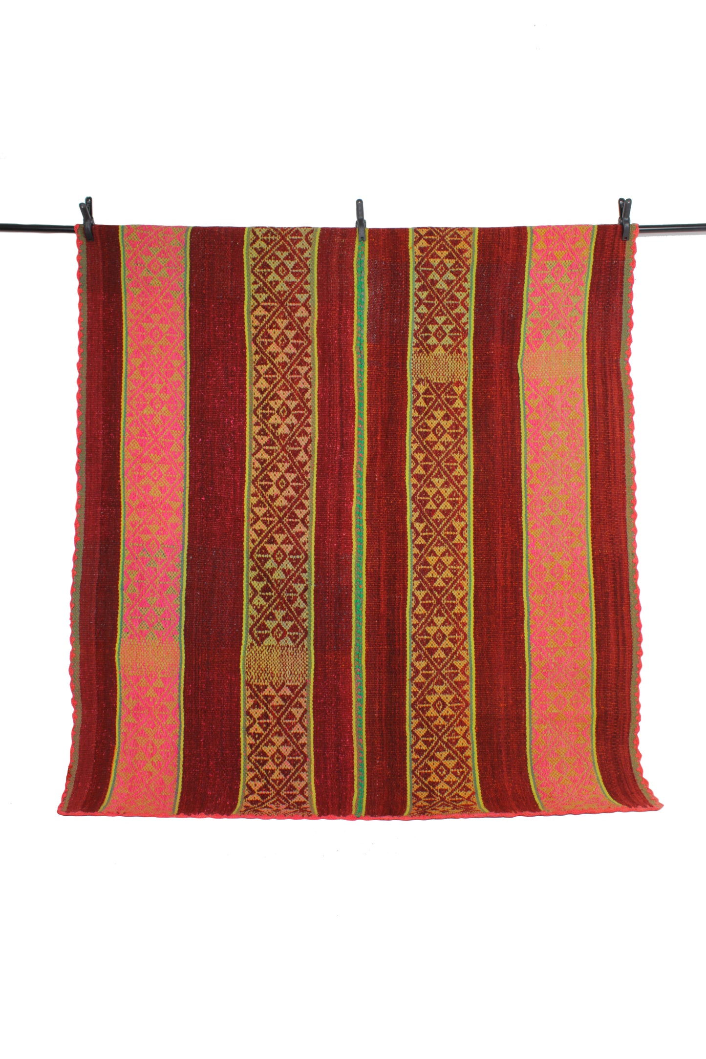 Handgefertigter Frazada-Teppich aus Peru – farbenfroh, traditionell und ideal für Balkon, Terrasse oder gemütliche Wohnräume. Dieser bunte Teppich bringt peruanisches Kunsthandwerk und Wärme in dein Zuhause und setzt lebendige Akzente im Boho- oder Ethno-Stil für drinnen und draußen.