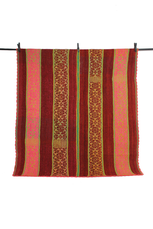 Handgefertigter Frazada-Teppich aus Peru – farbenfroh, traditionell und ideal für Balkon, Terrasse oder gemütliche Wohnräume. Dieser bunte Teppich bringt peruanisches Kunsthandwerk und Wärme in dein Zuhause und setzt lebendige Akzente im Boho- oder Ethno-Stil für drinnen und draußen.