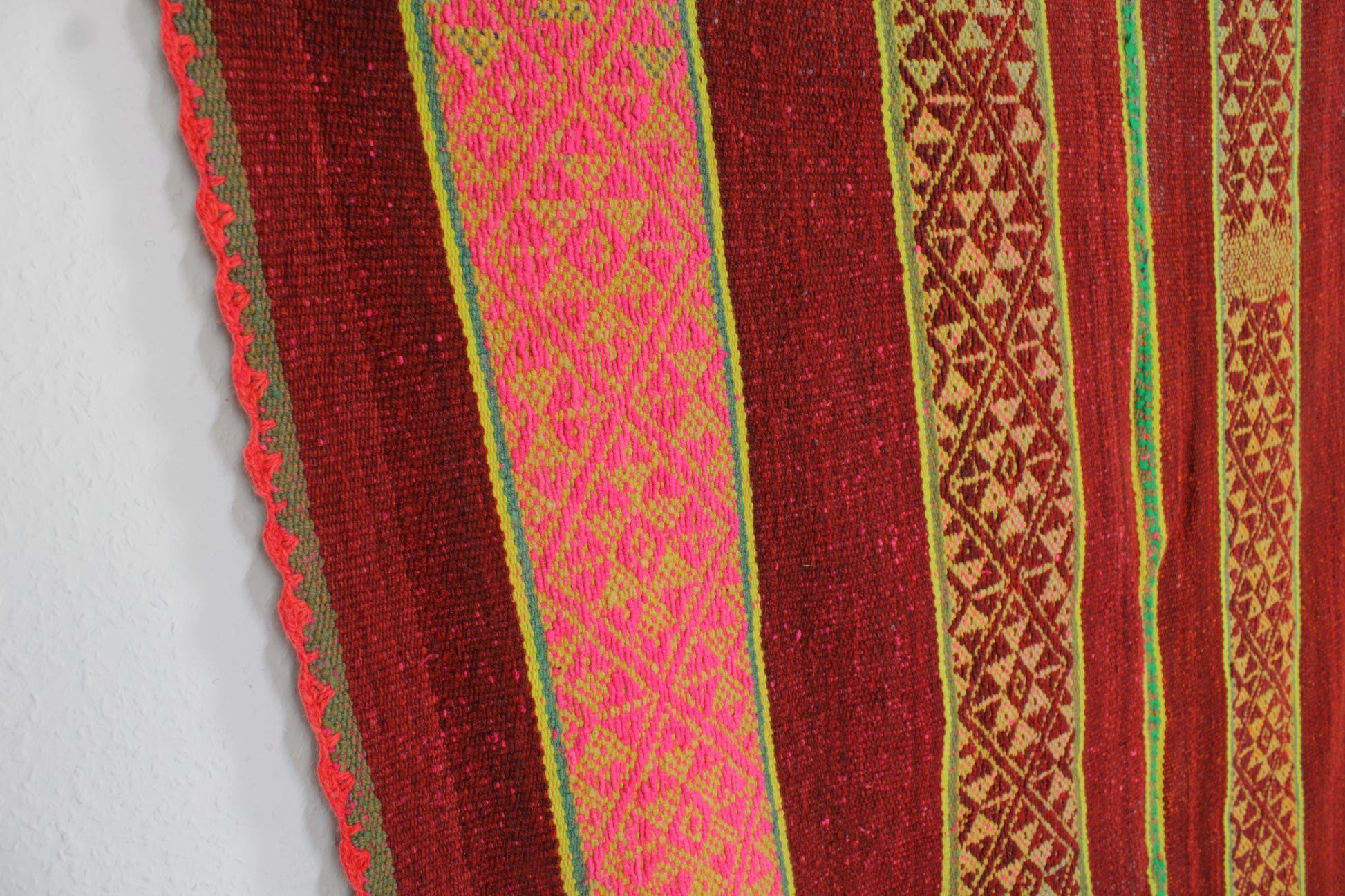 Handgefertigter Frazada-Teppich aus Peru – farbenfroh, traditionell und ideal für Balkon, Terrasse oder gemütliche Wohnräume. Dieser bunte Teppich bringt peruanisches Kunsthandwerk und Wärme in dein Zuhause und setzt lebendige Akzente im Boho- oder Ethno-Stil für drinnen und draußen.