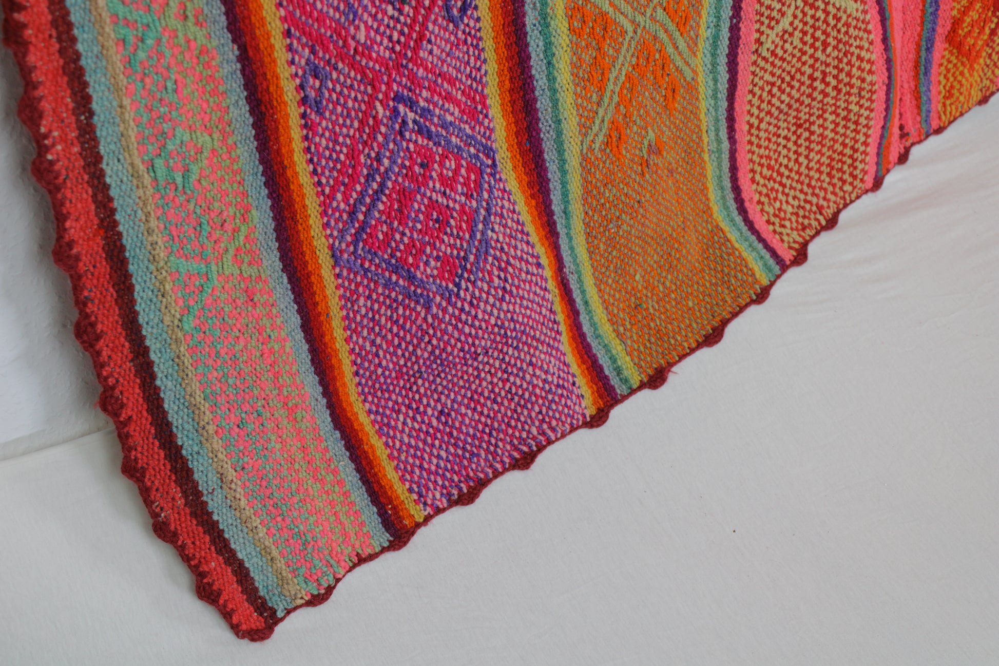 Handgefertigter Frazada-Teppich aus Peru – farbenfroh, traditionell und ideal für Balkon, Terrasse oder gemütliche Wohnräume. Dieser bunte Teppich bringt peruanisches Kunsthandwerk und Wärme in dein Zuhause und setzt lebendige Akzente im Boho- oder Ethno-Stil für drinnen und draußen.