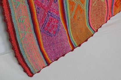 Handgefertigter Frazada-Teppich aus Peru – farbenfroh, traditionell und ideal für Balkon, Terrasse oder gemütliche Wohnräume. Dieser bunte Teppich bringt peruanisches Kunsthandwerk und Wärme in dein Zuhause und setzt lebendige Akzente im Boho- oder Ethno-Stil für drinnen und draußen.