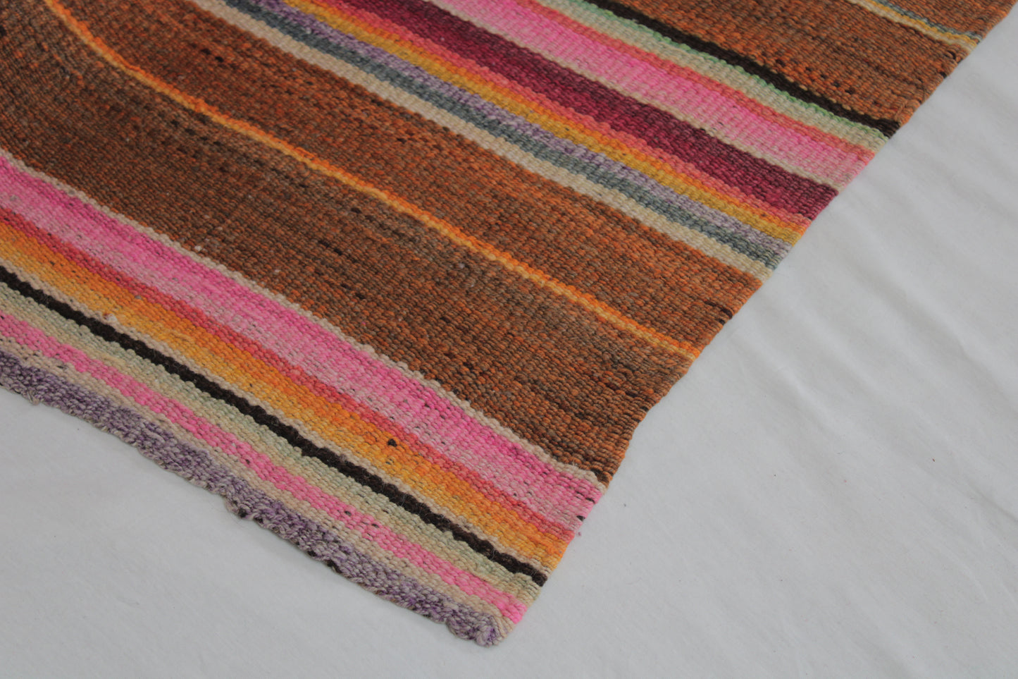 Handgefertigter Frazada-Teppich aus Peru – farbenfroh, traditionell und ideal für Balkon, Terrasse oder gemütliche Wohnräume. Dieser bunte Teppich bringt peruanisches Kunsthandwerk und Wärme in dein Zuhause und setzt lebendige Akzente im Boho- oder Ethno-Stil für drinnen und draußen.