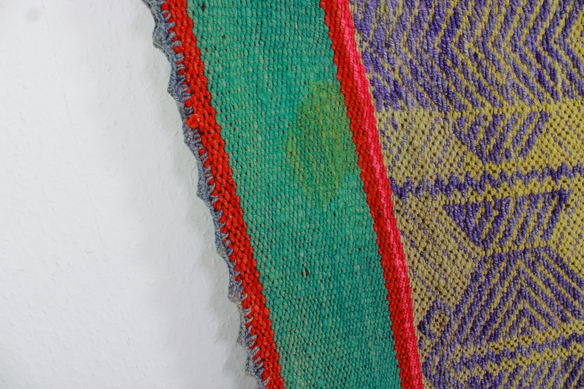Handgefertigter Frazada-Teppich aus Peru – farbenfroh, traditionell und ideal für Balkon, Terrasse oder gemütliche Wohnräume. Dieser bunte Teppich bringt peruanisches Kunsthandwerk und Wärme in dein Zuhause und setzt lebendige Akzente im Boho- oder Ethno-Stil für drinnen und draußen.