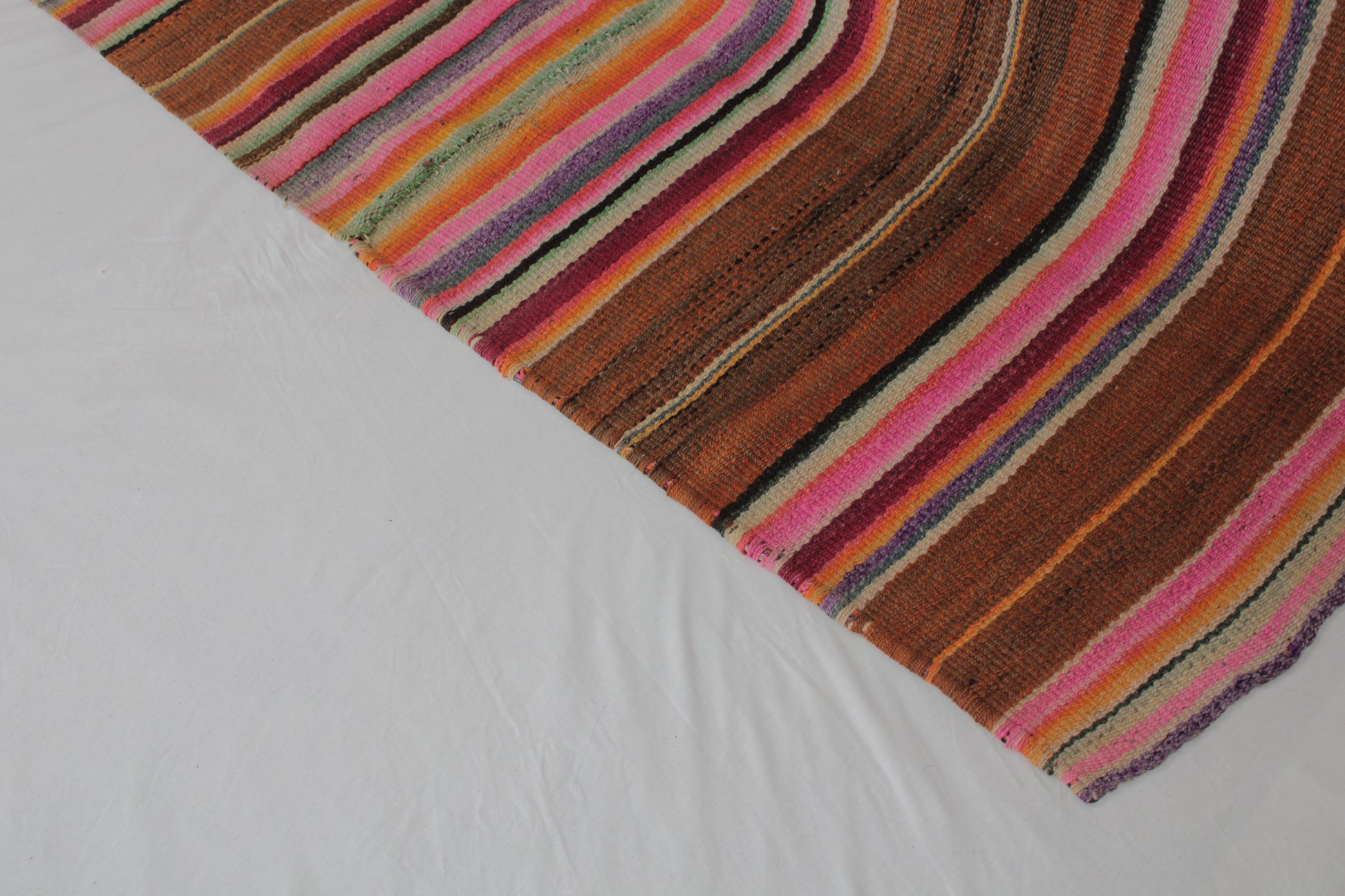 Handgefertigter Frazada-Teppich aus Peru – farbenfroh, traditionell und ideal für Balkon, Terrasse oder gemütliche Wohnräume. Dieser bunte Teppich bringt peruanisches Kunsthandwerk und Wärme in dein Zuhause und setzt lebendige Akzente im Boho- oder Ethno-Stil für drinnen und draußen.